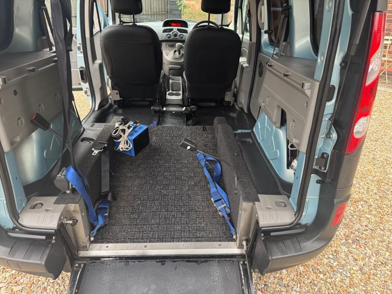 RENAULT KANGOO MOBILITY VEHICLE WHEELCHAIR RAMP DISABLED CAR. WAV 18,000 MILES 