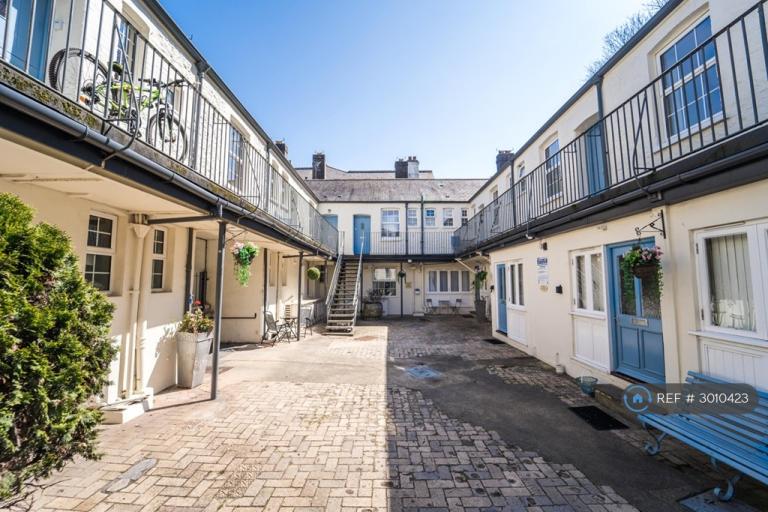 1 bedroom flat in Trinity Mews Short Term And Winter Lets, Torquay, TQ1 (1 bed) (#3010423)