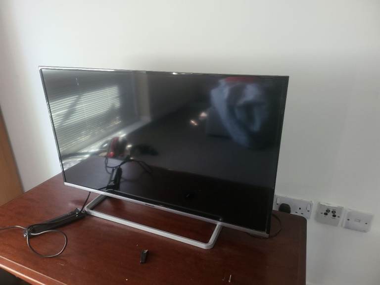 Panasonic 39" Smart TV – Perfect Condition