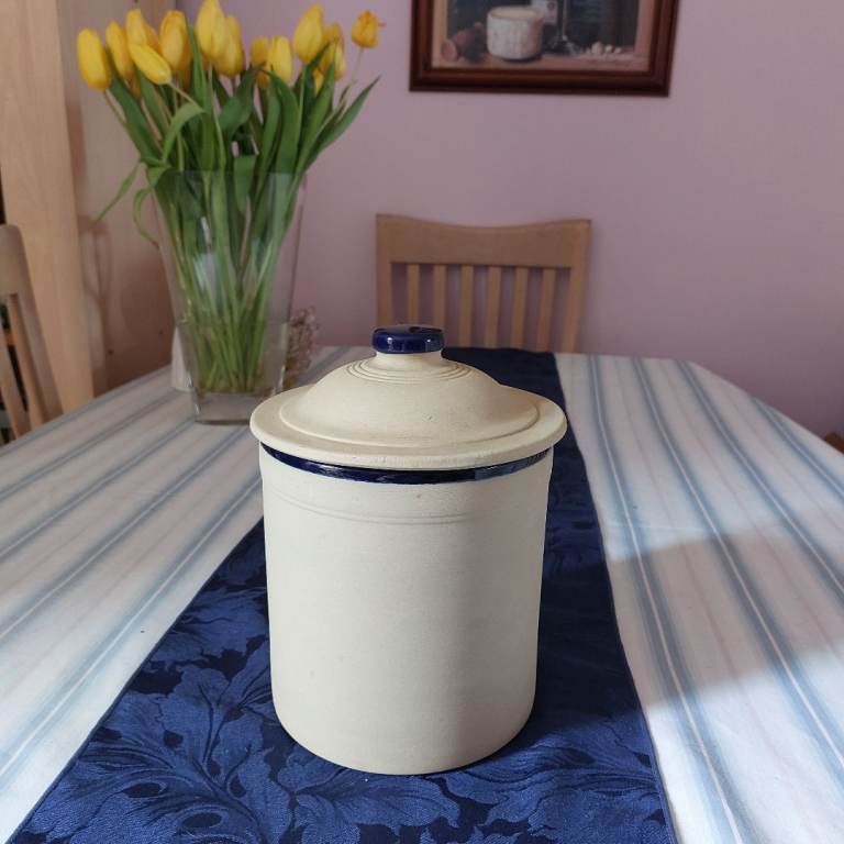 Vintage Great American Stoneware Crock Pot with Lid – Beige and Blue