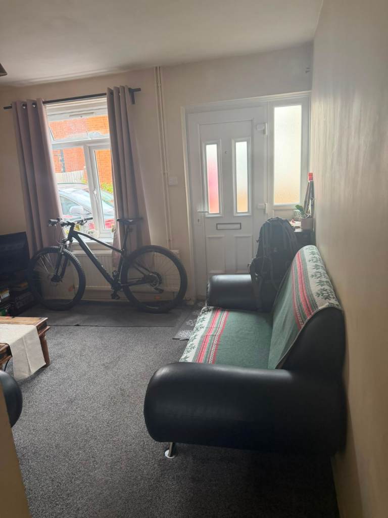 DOUBLE ROOM TO RENT - SHARED HOUSE