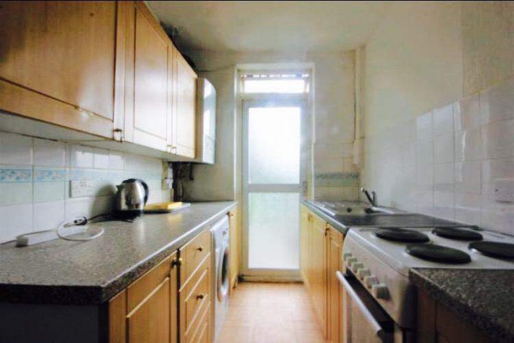 5 Mins To Station 20 Min To London- Single