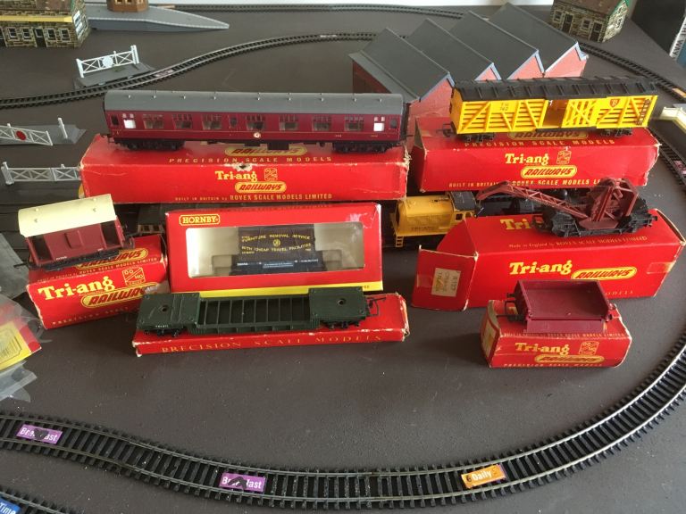 Triang Hornby engines, carriages, track & buildings