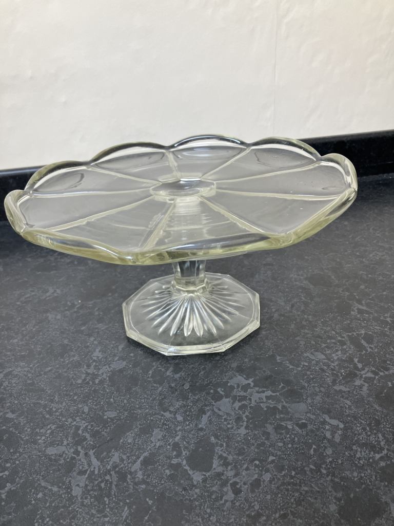 Glass cake stand