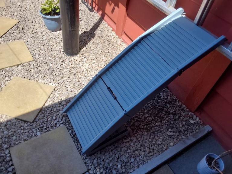 Small dog car ramp,this is brand new ,only lying in̈ the shed, 