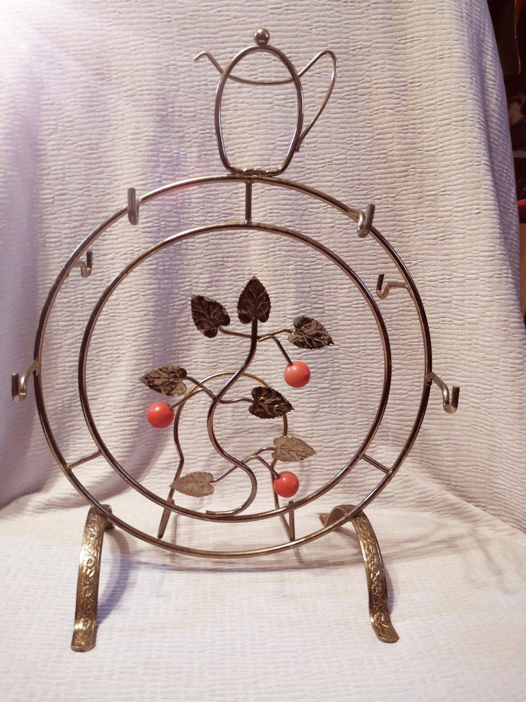 Vintage Tea Cup Saucer display rack. Round metal Teapot leaf Design. Afternoon tea.