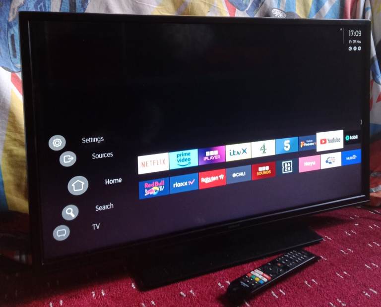 HITACHI SMART 32 INCH HD SLIM LIGHTWEIGHT TV WITH REMOTE 