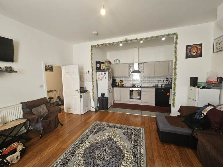 3 Bedrooms 2 Bathrooms Ground Floor Flat To Let on Aldborough Road South Seven Kings IG3 8HT