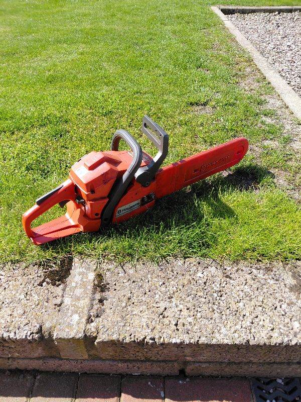 Husqvarna 136 chainsaw starts and runs