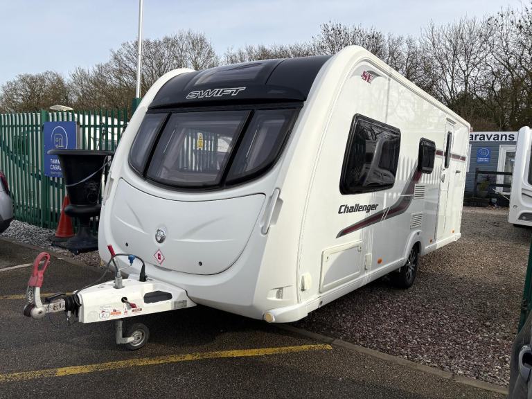 SWIFT CHALLENGER 530 - 4 BERTH CARAVAN WITH END WASHROOM + MOTORMOVER