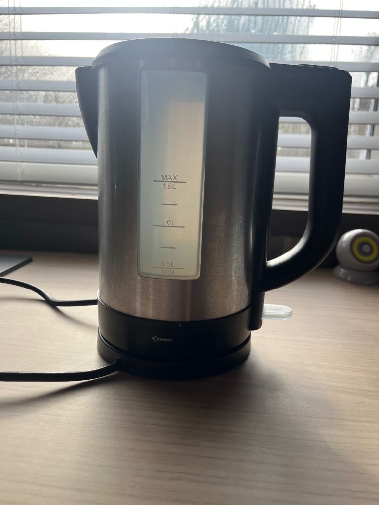 SILVER/BLACK KETTLE IN GOOD WORKING ORDER