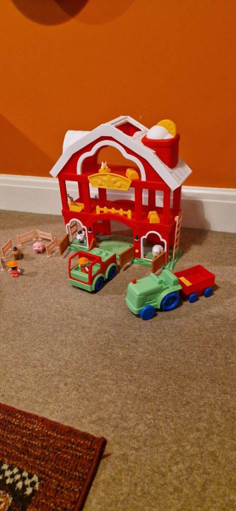  FARMYARD PLAY SET. VERY GOOD CONDITION.