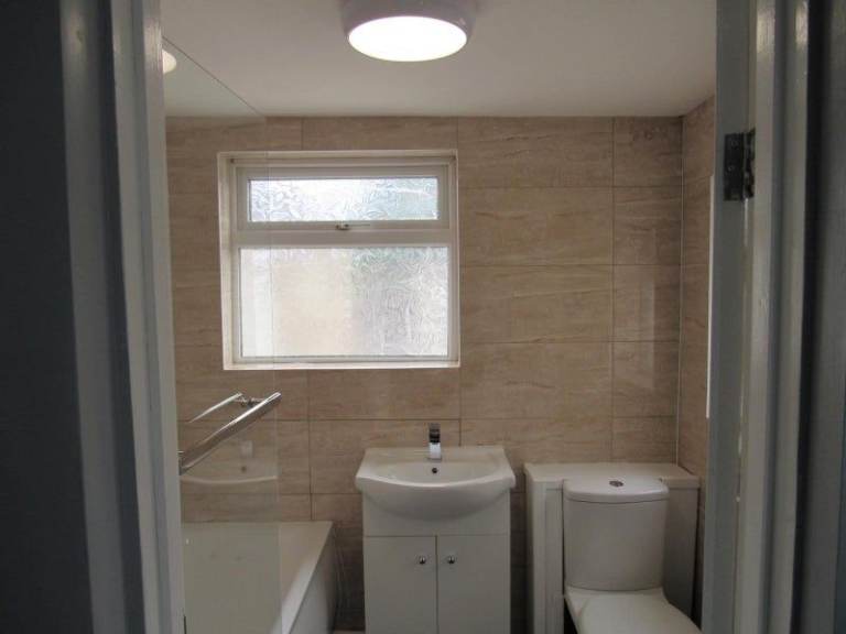 Room to Rent in a well furbished House - RM20 3BJ