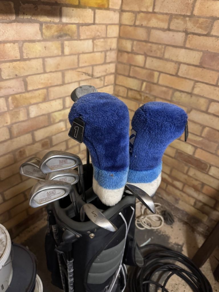 image for Mizuno right handed clubs includes bag and putter