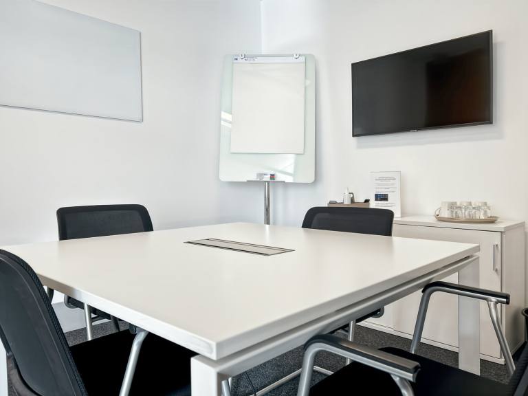 Liverpool - L3 1BP \ Office Space for Rent with 4 Desks