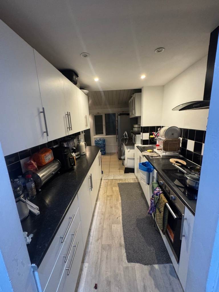 CLEAN DOUBLE ROOM IN A HOUSE IN CHINGFORD , E4 8PJ FOR £799pcm..AVAILABLE NOW! (Professional ONLY)