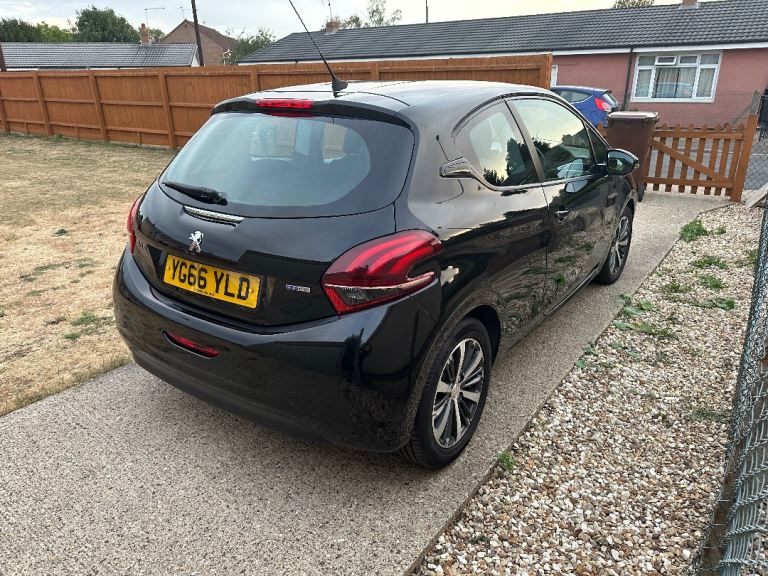 PEUGEOT 208 1.2 PureTech active design lime LOW MILEAGE 2016