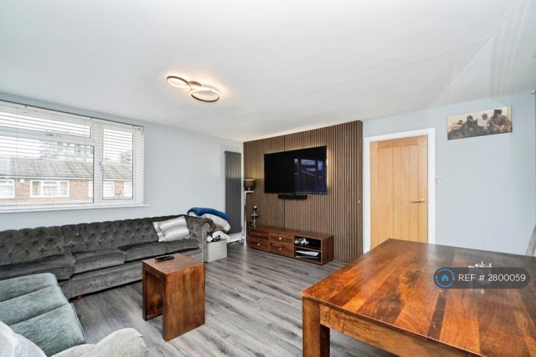 2 bedroom flat in Black Rod Close, Hayes, UB3 (2 bed) (#2800059)