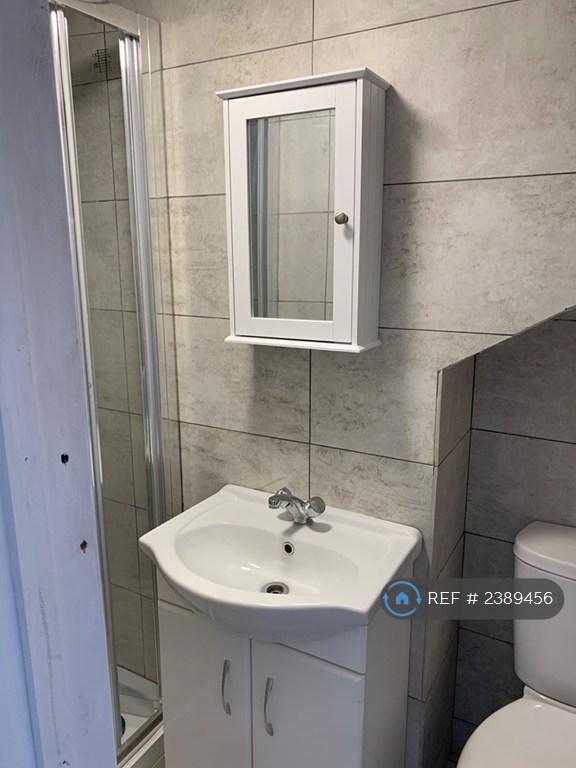 Studio flat in Gresham Road, Staines, TW18 (#2389456)