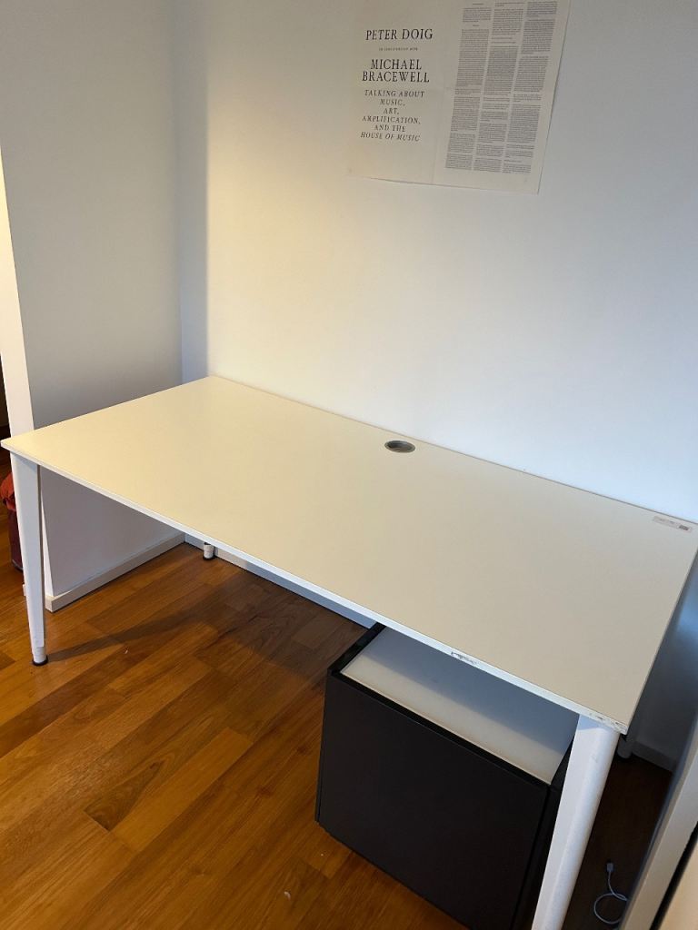 Large Office Desk with Cable Management Hole – 160 cm x 80cm