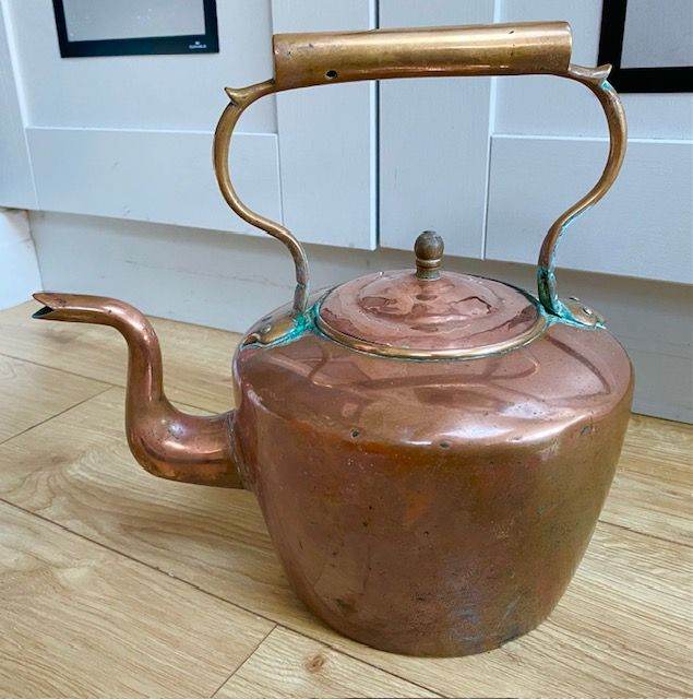 ANTIQUE VINTAGE COPPER KETTLE, BRASS HANDLE, HOLDS WATER, HOME BAR KITCHEN PUB, FIRESIDE