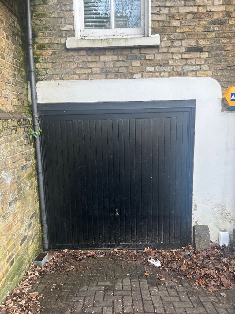 Private garage space / self storage to rent in central east London