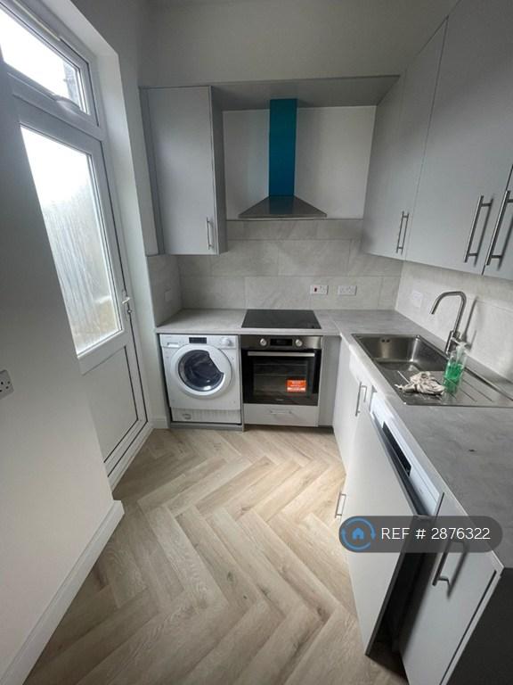 3 bedroom flat in Barking Road, London, E13 (3 bed) (#2876322)