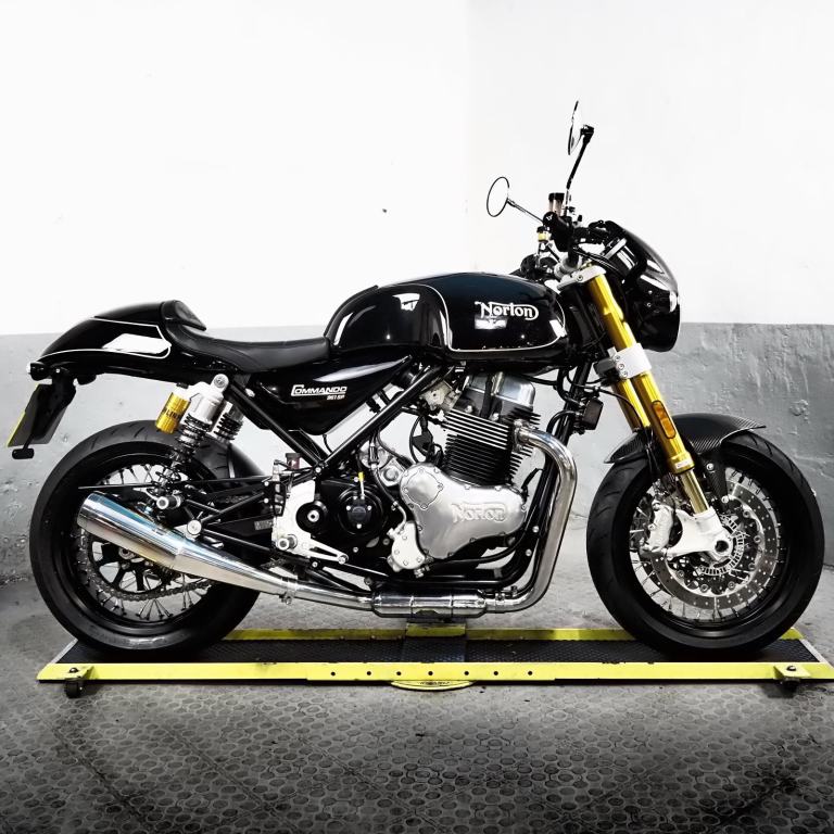 2023 Norton Commando 961 SP ,900 miles ,carbon parts Stunning