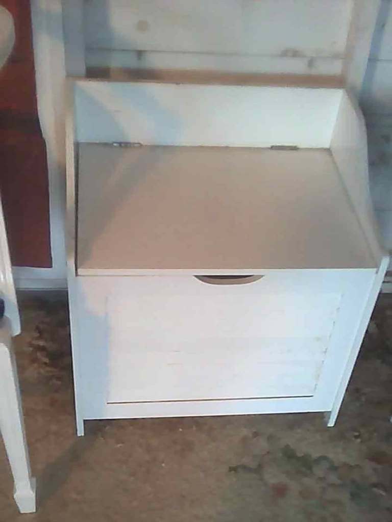 White Wooden Lidded Storage Chest / Toy Box / Shoe Storage – Good Condition