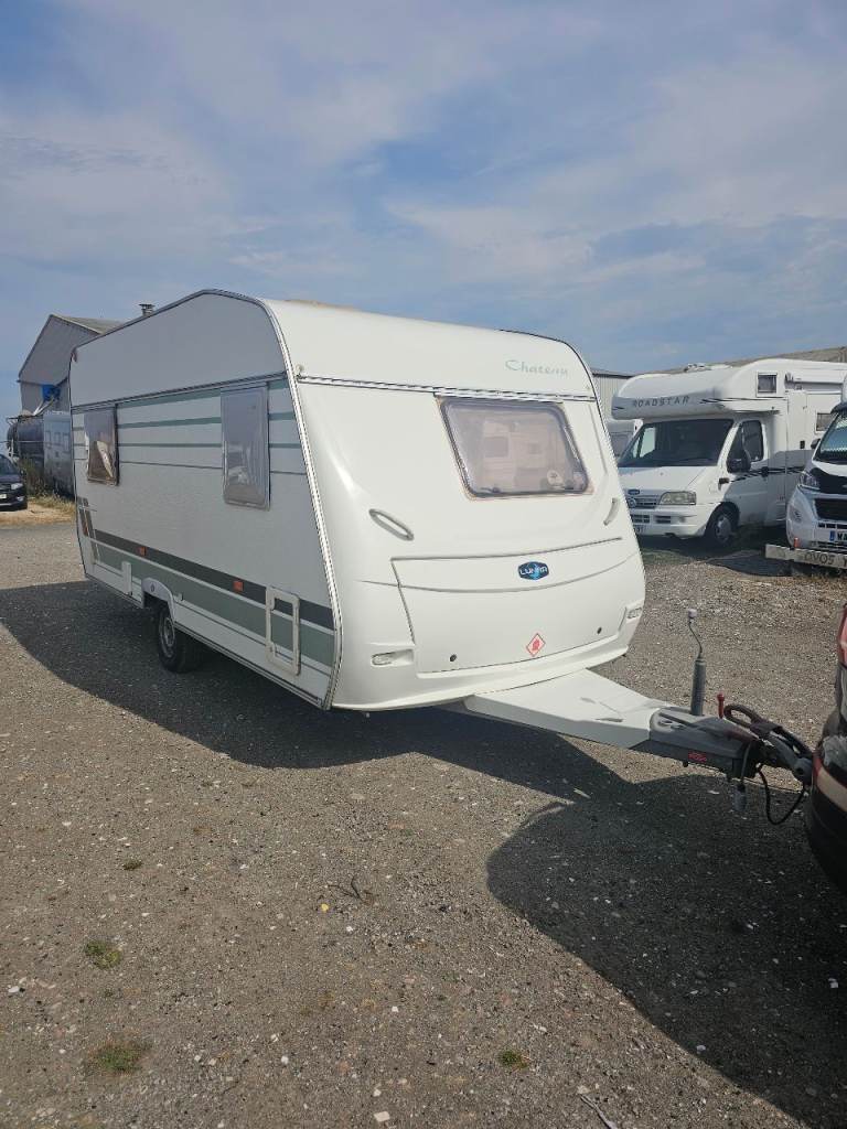2005 Lunar Chateau 4 berth fixed bed, 1 year old motor mover + Accessories