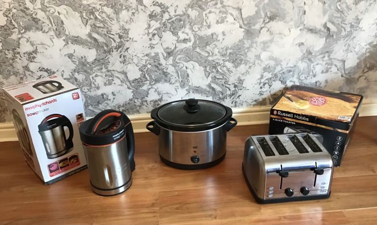 MORPHY RICHARDS SOUP MAKER, RUSSELL HOBBS TOASTER, & KITCHEN MAKER SLOW COOKER