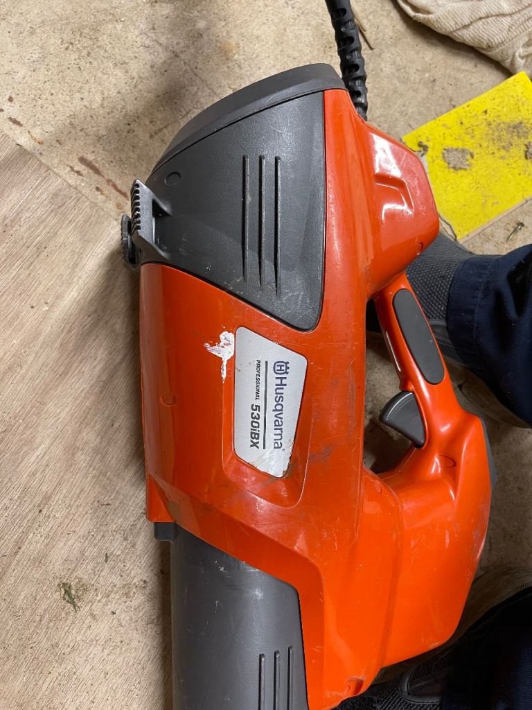 Husqvarna battery pack leaf blower and attachment 