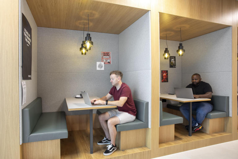 Milton Keynes - MK9 1FH \ Flexible Coworking Desk Space Available