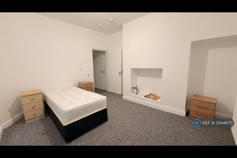Studio flat in Mesnes Park Terrace, Wigan, WN1 (#3044872)