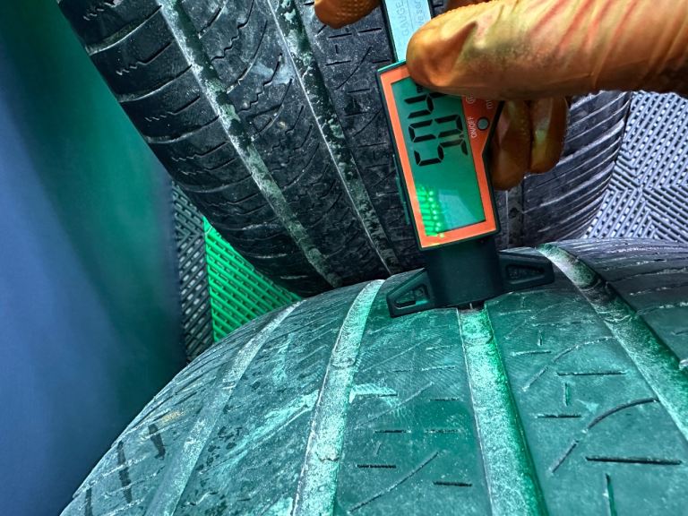 Land Rover Discovery 5 22” Powdered Gloss Black alloy wheels - style 5025 & 5/7mm+ Pirelli’s!