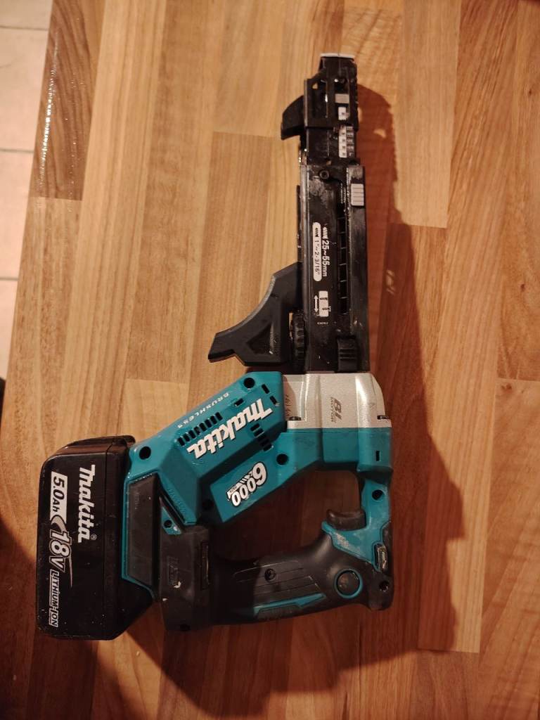 Makita DFR551 18V LXT Auto-Feed Screwdriver + 5.0Ah Battery