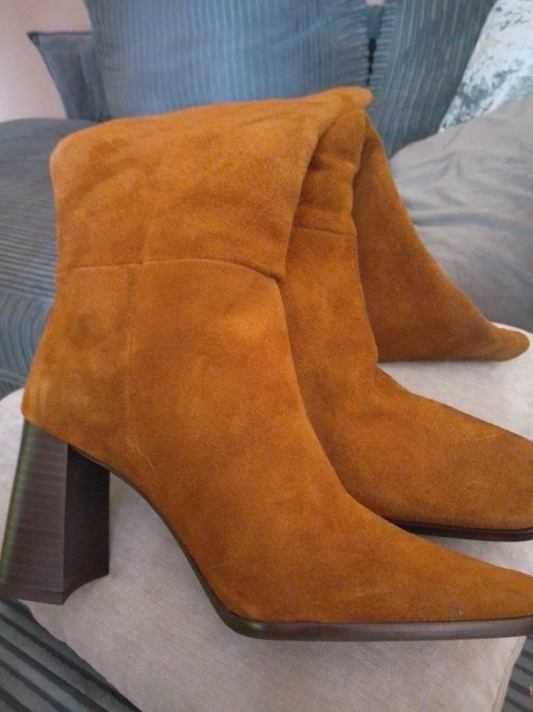 Brown Suede Heeled Boots – Good Condition