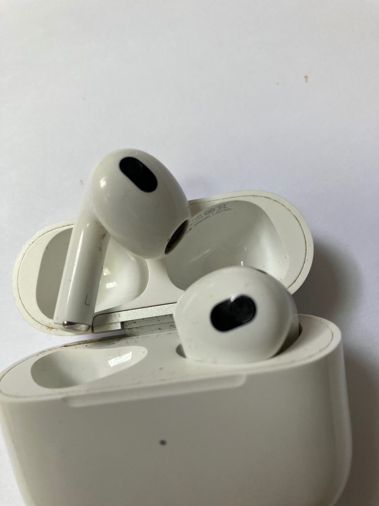 Apple AirPods (3rd generation) with MagSafe Charging Case (2021) / A2564