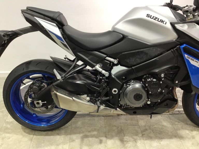Suzuki GSX-S1000 2025 TFT model.