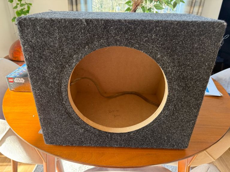 Sealed subwoofer enclosure, 10”