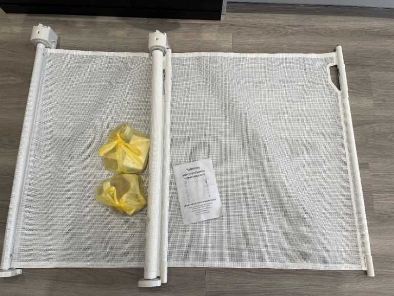 Stair gate retractable x2