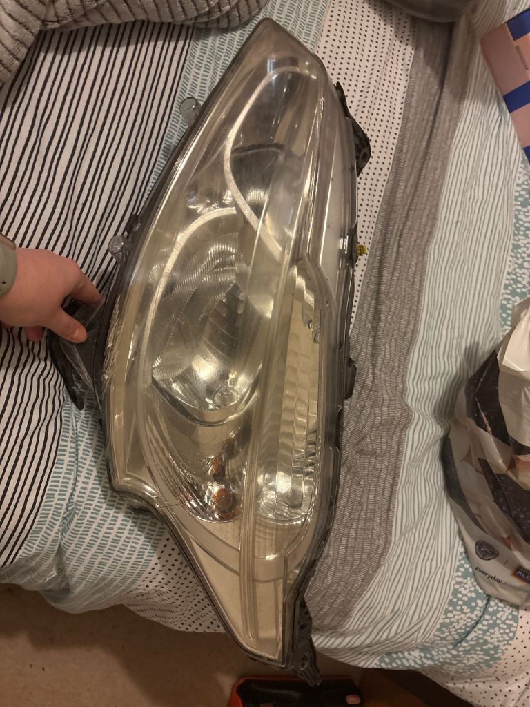 Peugeot 208 headlight 