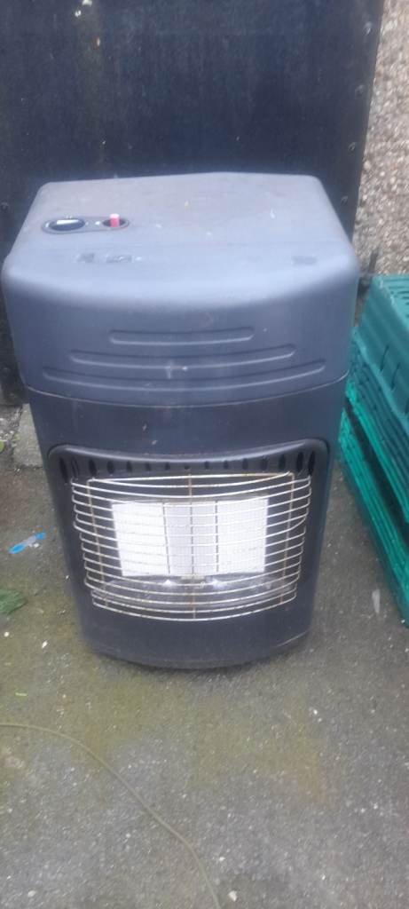 Calor gas heater with pipe and regulator 