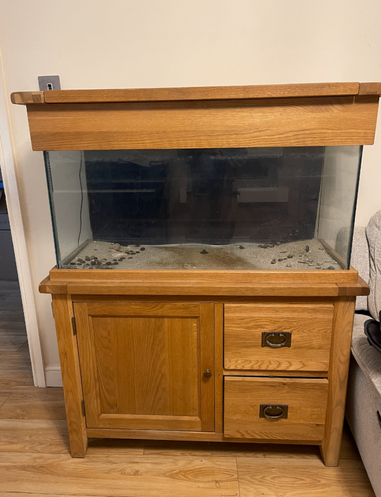 200L fish tank with solid wood carbinet, with external pump and various gadgets