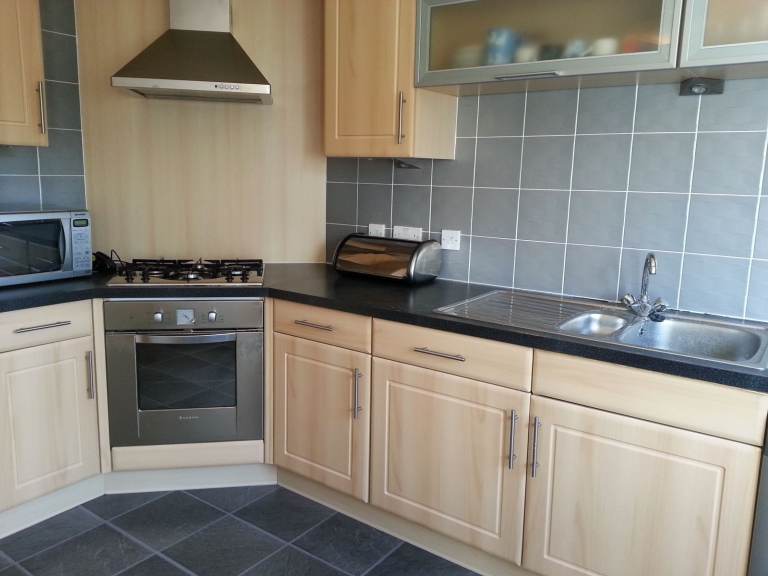 Beautiful 2 bed flat in modern development, near city centre with private car park