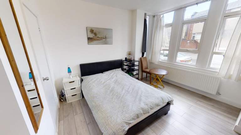 3 Double Ensuite Bedroom Garden Flat, 2 mins to tube!