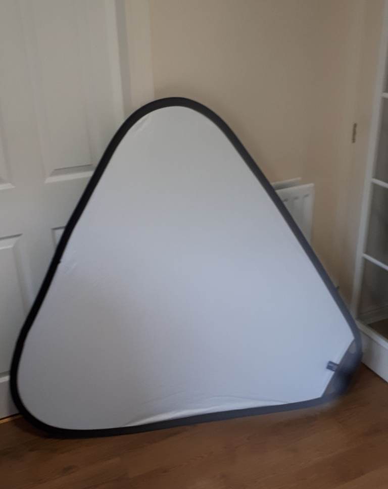 “LASTOLITE TRI GRIP REFLECTOR Large 120cm Silver/White in excellent condition as new.” 