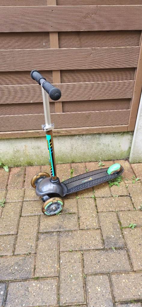 MUUWMI TRI SCOOTER. LEAN TO STEER. LIGHT UP WHEELS. EXCELLENT CONDITION.