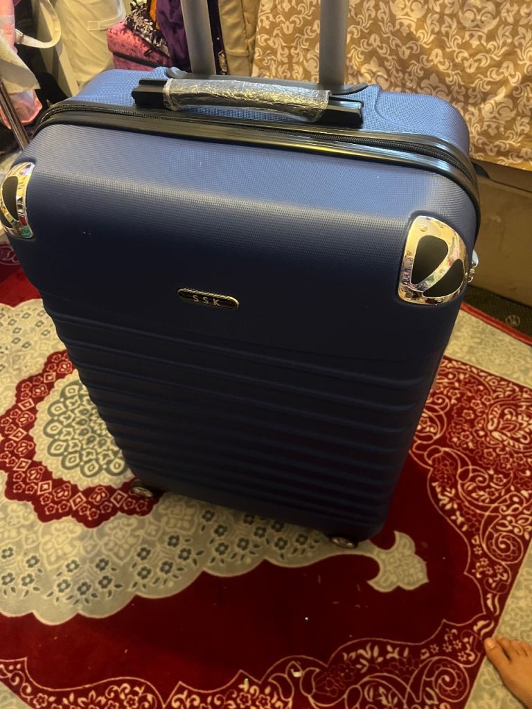 Brand new medium size Suitecase 4 wheeler light weight led lock 