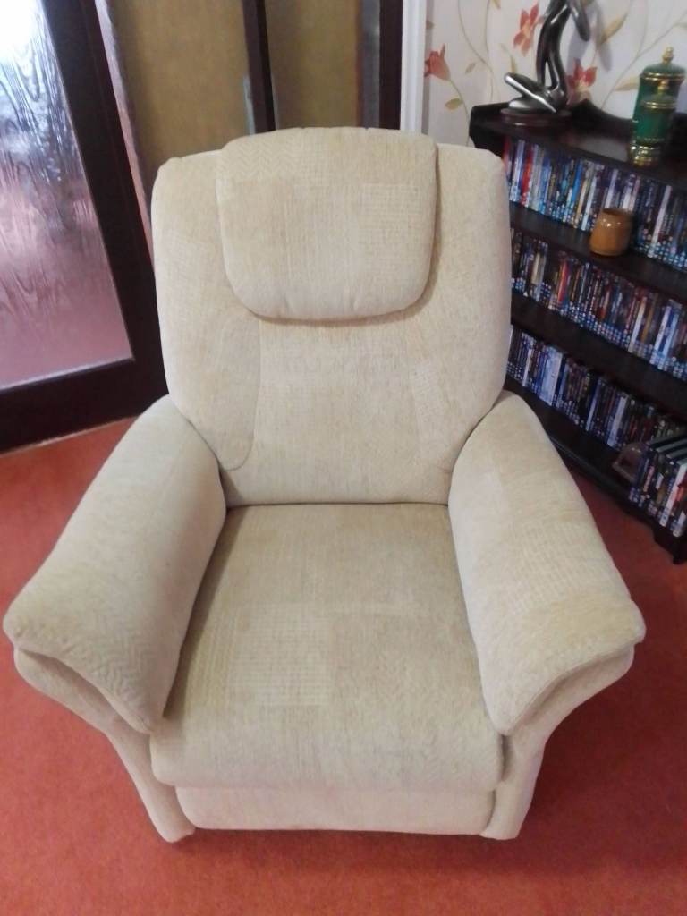 Rise and recline armchair in excellent condition